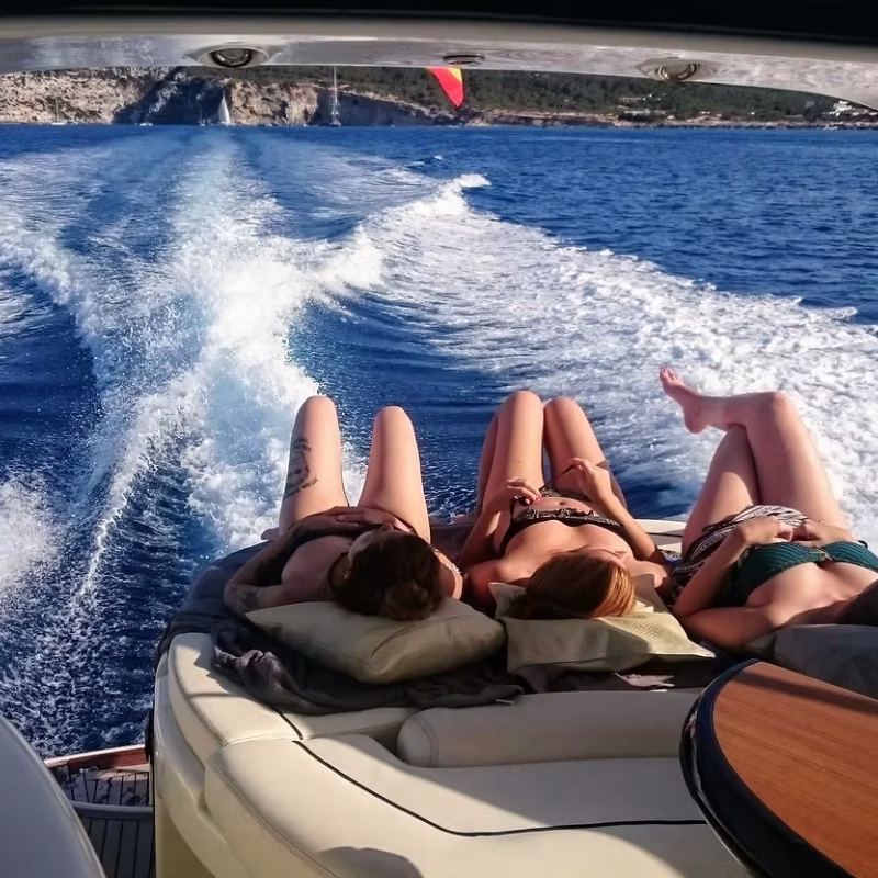 El placer de navegar y tomar el sol en un barco en Ibiza y Formentera