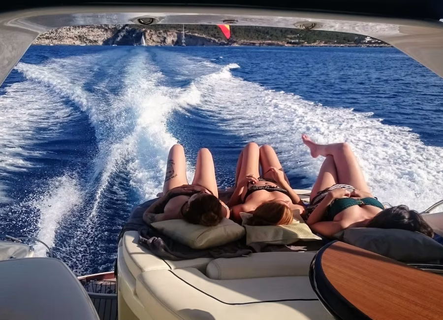 El placer de navegar y tomar el sol en un barco en Ibiza y Formentera